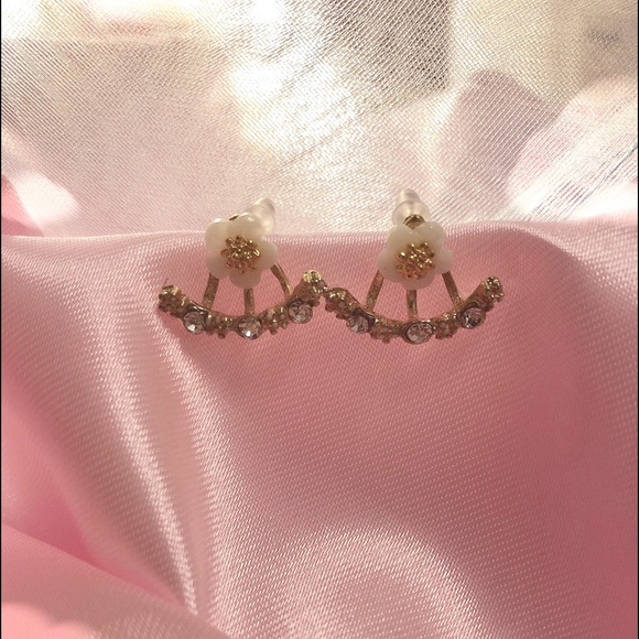 Jewelry - Daisy Flower Back Hanging Earrings